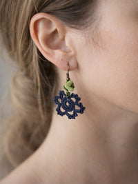 Handgefertigte Blumen Häkelohrringe Dunkelblau – Crochet Earrings