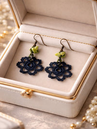 Blumen Häkelohrringe Dunkelblau – Handgefertigter Boho-Schmuck